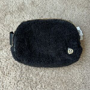 NWT lululemon Everywhere Belt Bag Fleece in Black / Gold